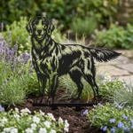 Flat-Coated Retriever v4 – Dekoracja Ogrodowa Metalowa w rabacie z lawendą