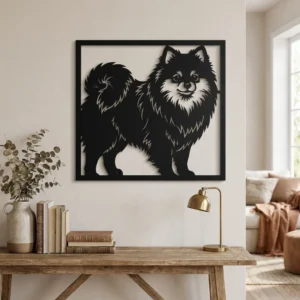 Pomeranian - metalowa dekoracja ścienna, model 1 na jasnej ścianie