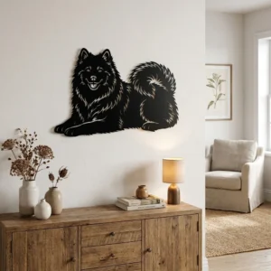 Samoyed - metalowa dekoracja ścienna model 1 na jasnej ścianie