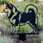 Alaskan Malamute v2 – metalowa dekoracja ogrodowa do wbicia w ziemię