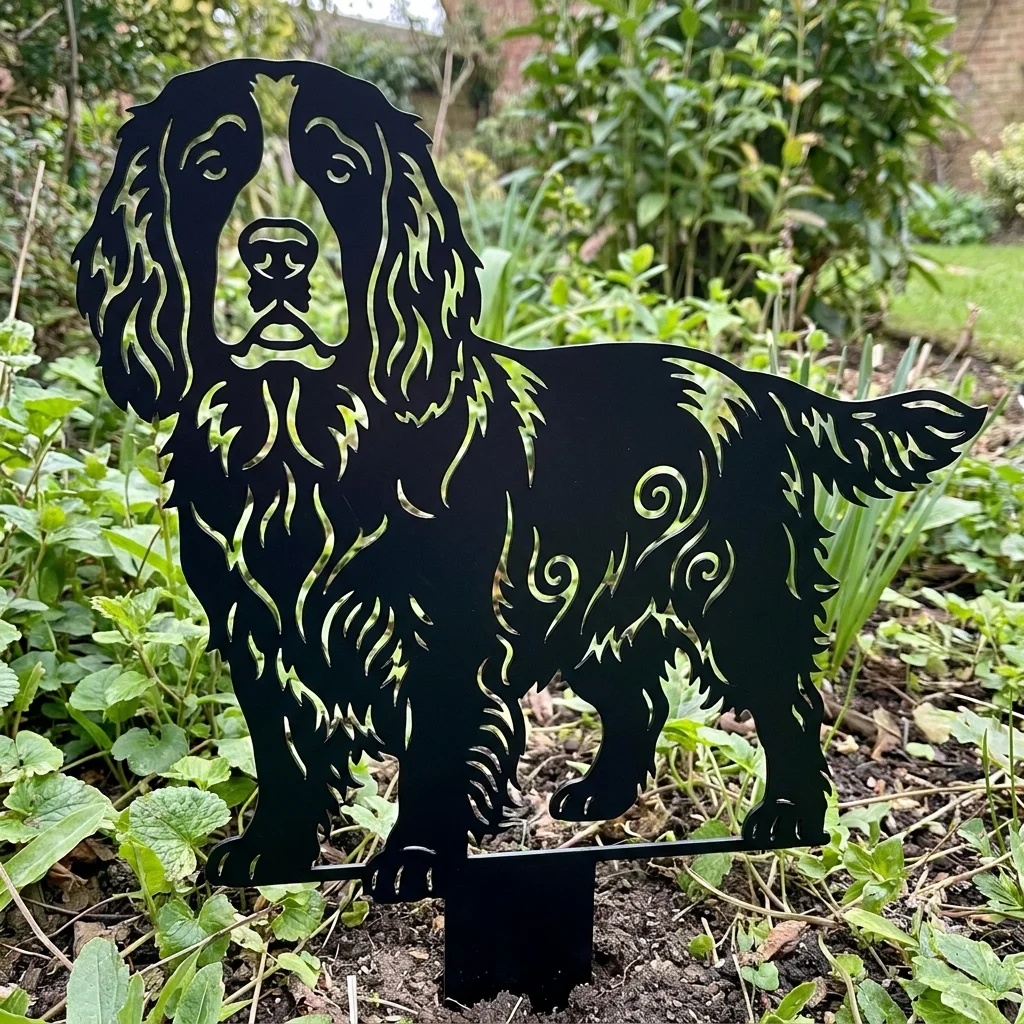 Clumber Spaniel v4 – metalowa dekoracja ogrodowa do wbicia w ziemię