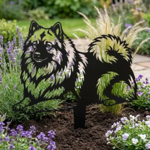 Szpic wilczy Keeshond – metalowa dekoracja ogrodowa do wbicia w ziemię