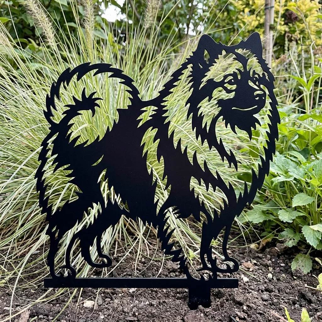 Szpic wilczy Keeshond v3 – metalowa dekoracja ogrodowa do wbicia w ziemię