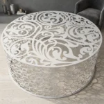 Biały metalowy stolik kawowy ażurowy Arabeska z okrągłą górą i spiralnym ornamentem